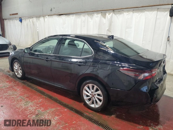 2024 Toyota Camry LE z VIN 4T1C11AK7RU221810, wystawiony jako Copart lot #57886175 z przebiegiem 31 492 mil mil oraz Czysty tytuł • Clean title. Historia ofert i sprzedaży dostępna na DreamBid. Obrazek 2.