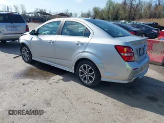 2018 Chevrolet Sonic LT z VIN 1G1JD5SG6J4132523, wystawiony jako IAAI lot #41918454 z przebiegiem 59 332 mil mil oraz . Historia ofert i sprzedaży dostępna na DreamBid. Obrazek 3.