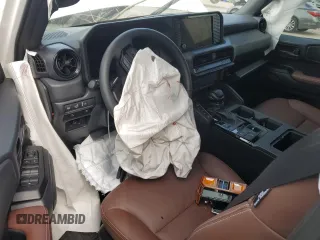 2025 Toyota Land Cruiser 1958 Edition z VIN JTEABFAJ8SK019200, wystawiony jako Copart lot #54435195 z przebiegiem Nie podano mil oraz Szkoda całkowita • Salvage title. Historia ofert i sprzedaży dostępna na DreamBid. Obrazek 8.