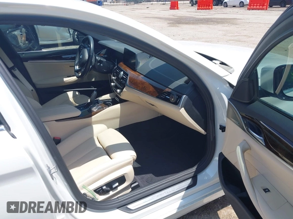 2020 BMW 5 Series 530i z VIN WBAJR3C04LWW68910, wystawiony jako IAAI lot #42430470 z przebiegiem 50 608 mil mil oraz . Historia ofert i sprzedaży dostępna na DreamBid. Obrazek 5.