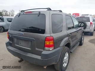 2004 Ford Escape XLT with VIN 1FMYU03114KA41268, listed as a IAAI auction lot 42056701 with 102,154 mi miles. Bid and sale history available at carsss.com. Image 4.