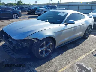 2015 Ford Mustang V6 z VIN 1FA6P8AM8F5369227, wystawiony jako IAAI lot #42607851 z przebiegiem 135 428 mil mil oraz . Historia ofert i sprzedaży dostępna na DreamBid. Obrazek 17.