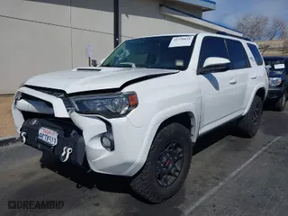 2018 Toyota 4Runner SR5 with VIN JTEBU5JR8J5543622, listed as a IAAI auction lot 41770031 with 101,272 mi miles. Bid and sale history available at carsss.com. Image 2.