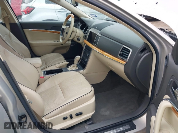 2010 Lincoln MKZ z VIN 3LNHL2GCXAR750346, wystawiony jako IAAI lot #42182751 z przebiegiem 119 104 mil mil oraz . Historia ofert i sprzedaży dostępna na DreamBid. Obrazek 5.