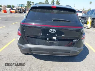 2024 Hyundai Kona SEL z VIN KM8HCCAB6RU059406, wystawiony jako IAAI lot #41969790 z przebiegiem 13 353 mil mil oraz . Historia ofert i sprzedaży dostępna na DreamBid. Obrazek 16.
