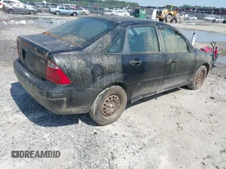 2006 Ford Focus S z VIN 1FAFP34N26W126644, wystawiony jako IAAI lot #42273767 z przebiegiem 245 497 mil mil oraz . Historia ofert i sprzedaży dostępna na DreamBid. Obrazek 4.