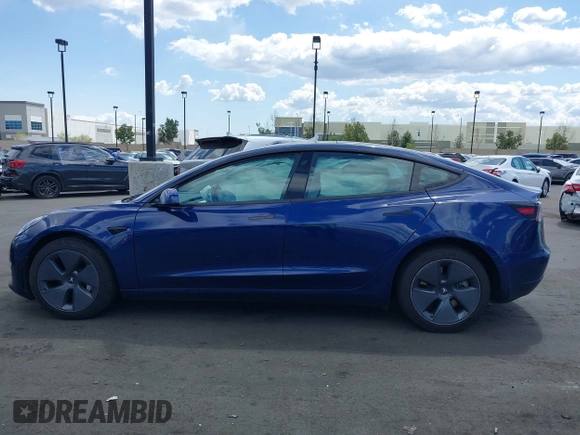 2022 Tesla Model 3 Long Range z VIN 5YJ3E1EBXNF168686, wystawiony jako IAAI lot #41933028 z przebiegiem 57 482 mil mil oraz . Historia ofert i sprzedaży dostępna na DreamBid. Obrazek 14.