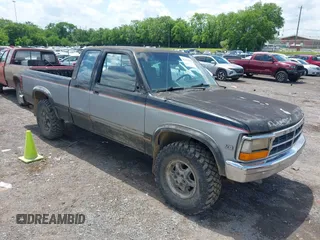 1993 Dodge Dakota z VIN 1B7GG23Y6PS282490, wystawiony jako IAAI lot #42215608 z przebiegiem 310 010 mil mil oraz . Historia ofert i sprzedaży dostępna na DreamBid. Obrazek 1.