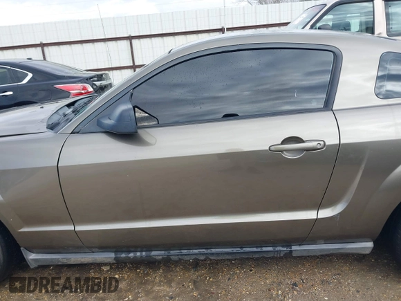 2005 Ford Mustang Deluxe with VIN 1ZVFT80N955159084, listed as a IAAI auction lot 41501154 with 222,942 mi miles. Bid and sale history available at carsss.com. Image 15.