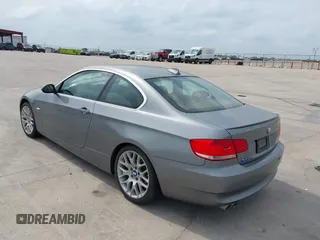 2009 BMW 3 Series 328i xDrive z VIN WBAWV53549PF95715, wystawiony jako IAAI lot #42296949 z przebiegiem 182 003 mil mil oraz . Historia ofert i sprzedaży dostępna na DreamBid. Obrazek 3.