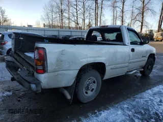 2000 GMC Sierra 1500 with VIN 1GTGC24U2YE195287, listed as a Copart auction lot 43837285 with 250,362 mi miles and Salvage Title. Bid and sale history available at DreamBid. Image 3.