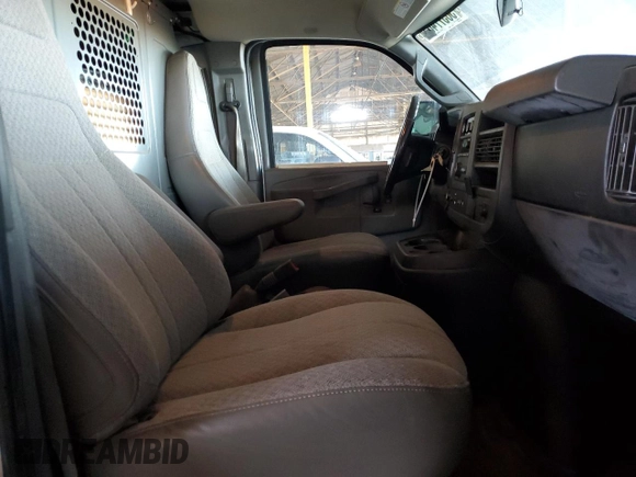 2017 GMC Savana Cargo z VIN 1GTW7AFF0H1296957, wystawiony jako Copart lot #58577405 z przebiegiem 186 773 mil mil oraz Tytuł czysty. Historia ofert i sprzedaży dostępna na DreamBid. Obrazek 10.