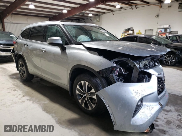 2022 Toyota Highlander XLE with VIN 5TDGZRBH6NS163543, listed as a Copart auction lot 57796635 with 26,011 mi miles and Salvage title. Bid and sale history available at DreamBid. Image 4.