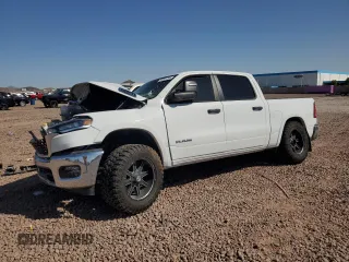 2025 Ram 1500 Big Horn z VIN 1C6SRFFP8SN656238, wystawiony jako Copart lot #51521185 z przebiegiem 1 776 mil mil oraz Szkoda całkowita • Salvage title. Historia ofert i sprzedaży dostępna na DreamBid. Obrazek 1.