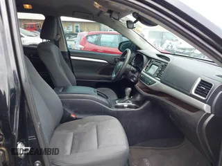 2019 Toyota Highlander LE z VIN 5TDZZRFH3KS313011, wystawiony jako IAAI lot #42140309 z przebiegiem 129 487 mil mil oraz . Historia ofert i sprzedaży dostępna na DreamBid. Obrazek 5.