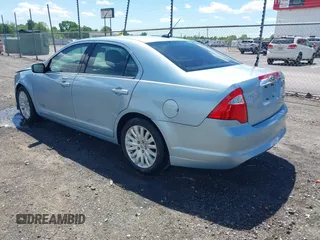 2010 Ford Fusion Hybrid z VIN 3FADP0L33AR385001, wystawiony jako IAAI lot #42074965 z przebiegiem 195 962 mil mil oraz . Historia ofert i sprzedaży dostępna na DreamBid. Obrazek 3.