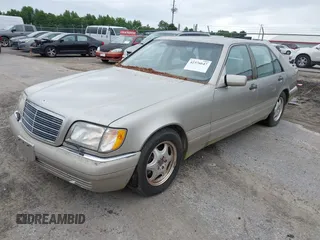1999 Mercedes-Benz S 320/430/500 z VIN WDBGA43G3XA425985, wystawiony jako IAAI lot #42376647 z przebiegiem 217 736 mil mil oraz . Historia ofert i sprzedaży dostępna na DreamBid. Obrazek 2.