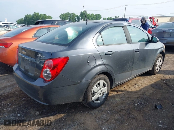 2013 Chevrolet Sonic LS z VIN 1G1JA5SG4D4126703, wystawiony jako IAAI lot #42719108 z przebiegiem 158 750 mil mil oraz . Historia ofert i sprzedaży dostępna na DreamBid. Obrazek 4.