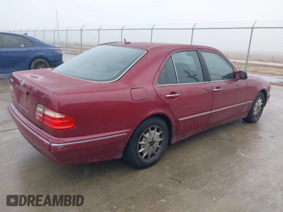 2000 Mercedes-Benz E-Class with VIN WDBJF65J1YB113770, listed as a IAAI auction lot 41462464 with 157,279 mi miles. Bid and sale history available at carsss.com. Image 4.