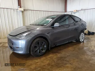 2023 Tesla Model Y Long Range z VIN 7SAYGDEE2PF798462, wystawiony jako Copart lot #59009595 z przebiegiem 49 695 mil mil oraz Szkoda całkowita • Salvage title. Historia ofert i sprzedaży dostępna na DreamBid. Obrazek 1.