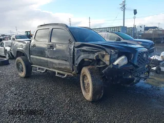 2020 Toyota Tacoma SR5 z VIN 5TFCZ5AN9LX216032, wystawiony jako IAAI lot #41448197 z przebiegiem 128 581 mil mil oraz . Historia ofert i sprzedaży dostępna na DreamBid. Obrazek 1.