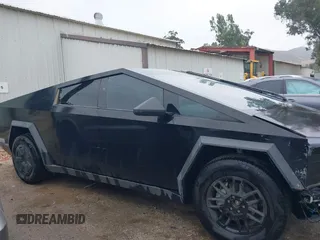 2024 Tesla Cybertruck z VIN 7G2CEHED6RA048460, wystawiony jako IAAI lot #42433721 z przebiegiem 8 019 mil mil oraz . Historia ofert i sprzedaży dostępna na DreamBid. Obrazek 14.