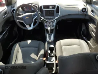 2018 Chevrolet Sonic LT z VIN 1G1JD5SH5J4106052, wystawiony jako Copart lot #52607635 z przebiegiem 83 110 mil mil oraz Szkoda całkowita • Salvage title. Historia ofert i sprzedaży dostępna na DreamBid. Obrazek 8.