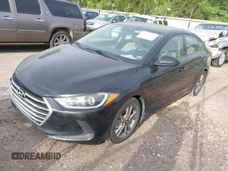 2017 Hyundai Elantra SE z VIN 5NPD84LFXHH191863, wystawiony jako IAAI lot #42272222 z przebiegiem 88 796 mil mil oraz . Historia ofert i sprzedaży dostępna na DreamBid. Obrazek 17.