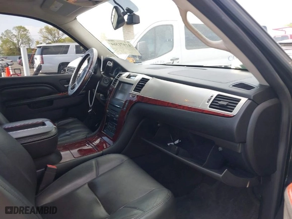 2013 Cadillac Escalade Luxury with VIN 1GYS4BEF6DR162720, listed as a IAAI auction lot 41971364 with 211,396 mi miles. Bid and sale history available at carsss.com. Image 5.