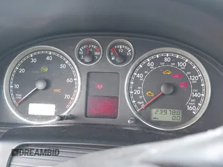 2002 Volkswagen Passat GLX z VIN WVWTH63B52P177417, wystawiony jako IAAI lot #42431837 z przebiegiem 239 788 mil mil oraz . Historia ofert i sprzedaży dostępna na DreamBid. Obrazek 7.