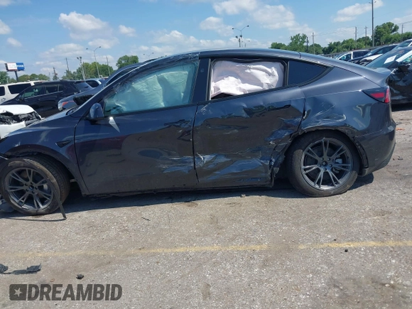 2024 Tesla Model Y with VIN 7SAYGDED9RA321373, listed as a IAAI auction lot 42228491 with 6,452 mi miles and . Bid and sale history available at DreamBid. Image 6.