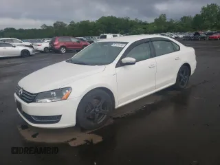 2013 Volkswagen Passat S z VIN 1VWAP7A37DC132742, wystawiony jako Copart lot #57474115 z przebiegiem 151 874 mil mil oraz Czysty tytuł • Clean title. Historia ofert i sprzedaży dostępna na DreamBid. Obrazek 1.