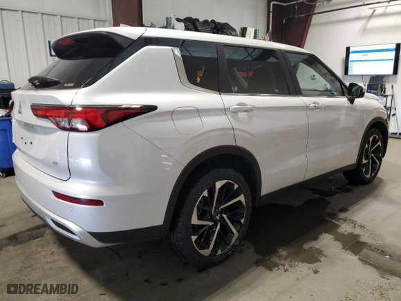 2024 Mitsubishi Outlander SE with VIN JA4J4VA8XRZ079903, listed as a Copart auction lot 44705315 with 11,011 mi miles and Salvage Title. Bid and sale history available at carsss.com. Image 3.