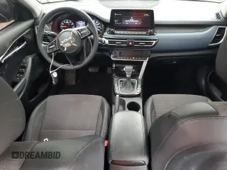 2022 Kia Seltos S z VIN KNDEUCAA8N7261717, wystawiony jako Copart lot #55783595 z przebiegiem 96 482 mil mil oraz Czysty tytuł • Clean title. Historia ofert i sprzedaży dostępna na DreamBid. Obrazek 8.