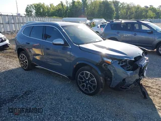 2024 BMW X1 xDrive28i z VIN WBX73EF02R5Y30881, wystawiony jako IAAI lot #42048518 z przebiegiem 31 685 mil mil oraz . Historia ofert i sprzedaży dostępna na DreamBid. Obrazek 1.