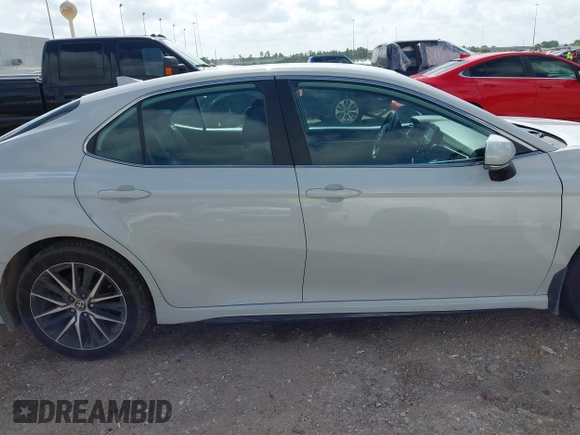 2023 Toyota Camry SE z VIN 4T1T11AK1PU159799, wystawiony jako IAAI lot #42517586 z przebiegiem 51 245 mil mil oraz . Historia ofert i sprzedaży dostępna na DreamBid. Obrazek 13.