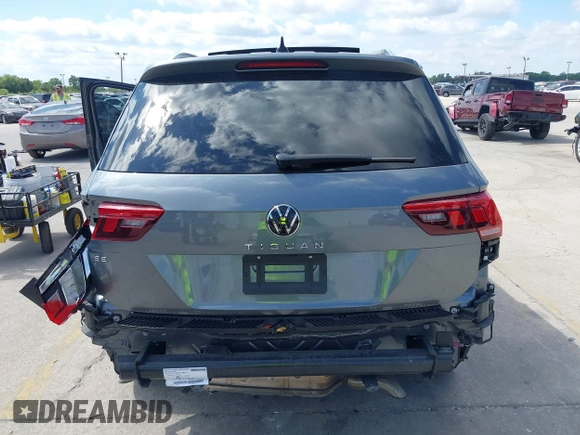 2023 Volkswagen Tiguan SE z VIN 3VVNB7AX5PM064693, wystawiony jako IAAI lot #42033011 z przebiegiem 38 220 mil mil oraz . Historia ofert i sprzedaży dostępna na DreamBid. Obrazek 16.
