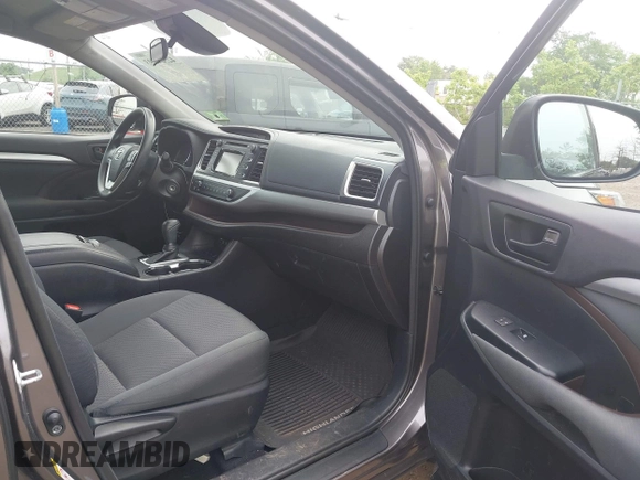 2018 Toyota Highlander LE z VIN 5TDBZRFH1JS896873, wystawiony jako IAAI lot #42501993 z przebiegiem 63 877 mil mil oraz . Historia ofert i sprzedaży dostępna na DreamBid. Obrazek 5.