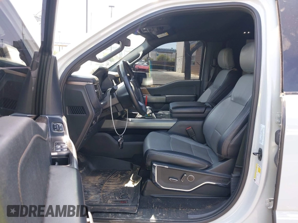 2023 Ford F-150 Lightning Pro z VIN 1FTVW1EL3PWG20829, wystawiony jako IAAI lot #42357162 z przebiegiem 52 553 mil mil oraz . Historia ofert i sprzedaży dostępna na DreamBid. Obrazek 5.