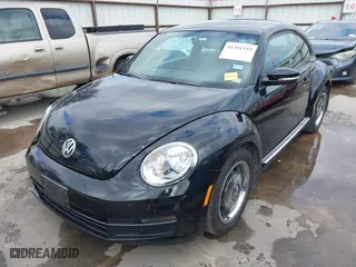 2012 Volkswagen Beetle 2.5L w/Sun/Sound/Nav PZEV with VIN 3VWHP7AT0CM623536, listed as a IAAI auction lot 41351333 with 106,600 mi miles. Bid and sale history available at carsss.com. Image 19.
