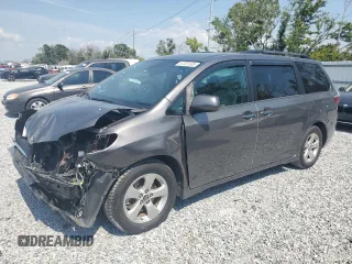 2018 Toyota Sienna LE Auto Access Seat с VIN 5TDKZ3DC0JS904370, выставлен на аукционе Copart как лот 57337535 с пробегом 118 258 миль миль и Списание • Salvage title. История ставок и продаж доступна на DreamBid. Изображение 1.