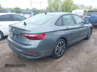2024 Volkswagen Jetta Sport z VIN 3VWBM7BUXRM034024, wystawiony jako IAAI lot #42242892 z przebiegiem 7 996 mil mil oraz . Historia ofert i sprzedaży dostępna na DreamBid. Obrazek 4.