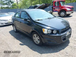 2016 Chevrolet Sonic LT z VIN 1G1JC5SGXG4108124, wystawiony jako IAAI lot #42412834 z przebiegiem 90 191 mil mil oraz . Historia ofert i sprzedaży dostępna na DreamBid. Obrazek 1.