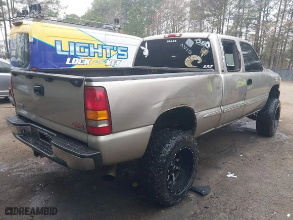 2000 GMC New Sierra 1500 SLE with VIN 1GTEK19T8YE168647, listed as a IAAI auction lot 41785841 with 260,873 mi miles. Bid and sale history available at carsss.com. Image 4.