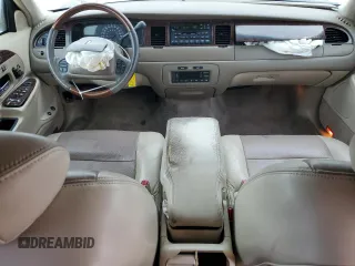 2000 Lincoln Town Car Signature с VIN 1LNHM82W1YY903645, выставлен на аукционе Copart как лот 55663175 с пробегом Не указан миль и Списание • Salvage title. История ставок и продаж доступна на DreamBid. Изображение 8.