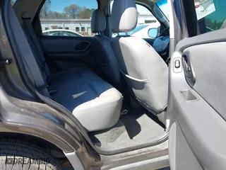 2006 Ford Escape XLT with VIN 1FMCU03116KB57387, listed as a IAAI auction lot 41813041 with 180,417 mi miles. Bid and sale history available at carsss.com. Image 8.