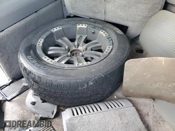 1996 Chevrolet Suburban with VIN 3GNEC16R9TG167845, listed as a Copart auction lot 80119734 with 414,794 mi miles and Salvage title. Bid and sale history available at DreamBid. Image 13.