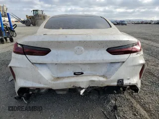 2022 BMW M8 Competition z VIN WBSAE0C04NCJ11232, wystawiony jako Copart lot #72020954 z przebiegiem Nie podano mil oraz Szkoda całkowita • Salvage title. Historia ofert i sprzedaży dostępna na DreamBid. Obrazek 6.