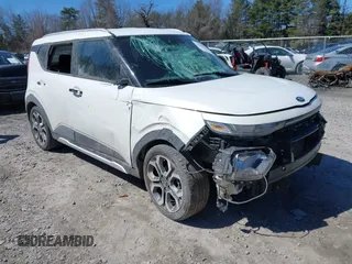 2020 Kia Soul LX with VIN KNDJ23AU8L7003306, listed as a IAAI auction lot 41889095 with 116,389 mi miles. Bid and sale history available at carsss.com. Image 1.