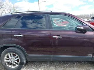 2015 Kia Sorento LX with VIN 5XYKTDA68FG603310, listed as a IAAI auction lot 41898305 with 134,705 mi miles. Bid and sale history available at carsss.com. Image 13.